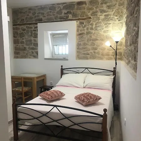 Guest house Rooms And Apartments Emily