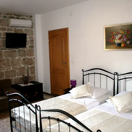 Konukevi And Emily Split