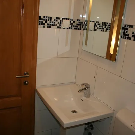 Konukevi And Emily Split