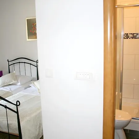 Rooms And Apartments Emily Gostinjska kuća Split